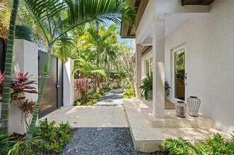 3055 Kirk St in Miami, FL - Foto de edificio - Building Photo