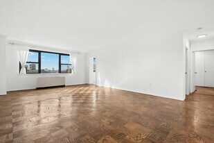 8 Whittier Pl in Boston, MA - Building Photo