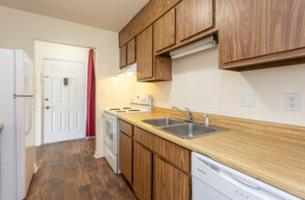 Greenbrier Apartments in Anniston, AL - Building Photo - Interior Photo