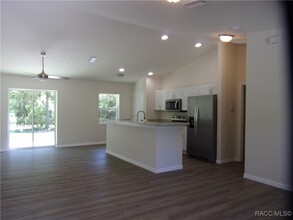 916 N Independence Hwy in Inverness, FL - Foto de edificio - Building Photo