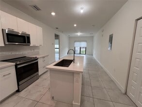 8301 NW 41st St in Doral, FL - Foto de edificio - Building Photo