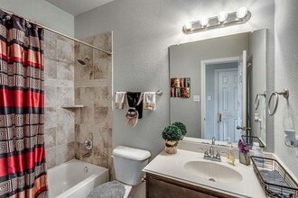 204 Janice Ct in Glenn Heights, TX - Foto de edificio - Building Photo