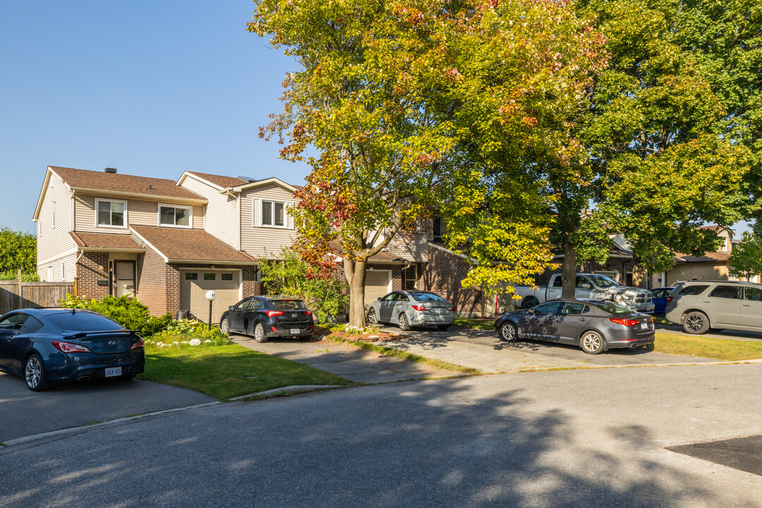 65 Homestead St in Ottawa, ON - Building Photo