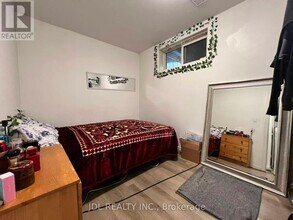 15 Summerglade Dr in Toronto, ON - Building Photo - Building Photo