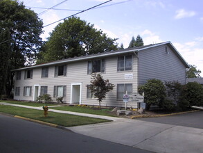 Martha Washington Apartments in Monmouth, OR - Building Photo - Building Photo