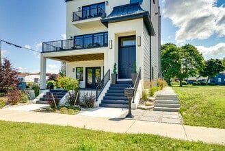 411 S Rath Ave, Unit #2 in Ludington, MI - Foto de edificio - Building Photo