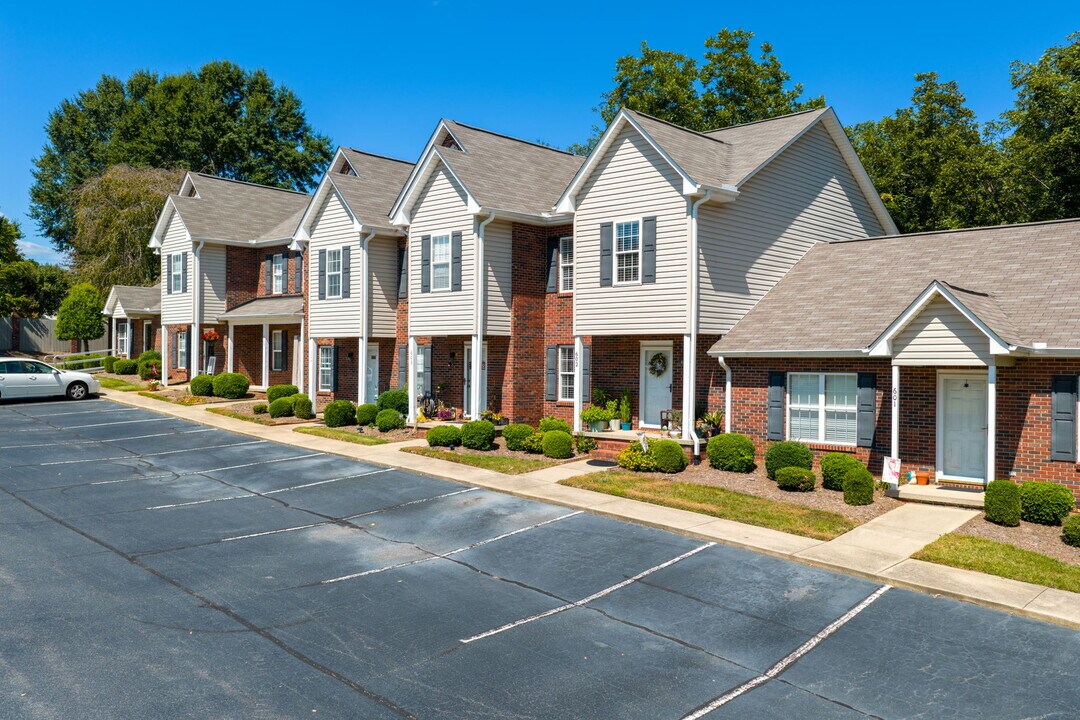 1102 22nd St NE, Unit 604 in Hickory, NC - Building Photo