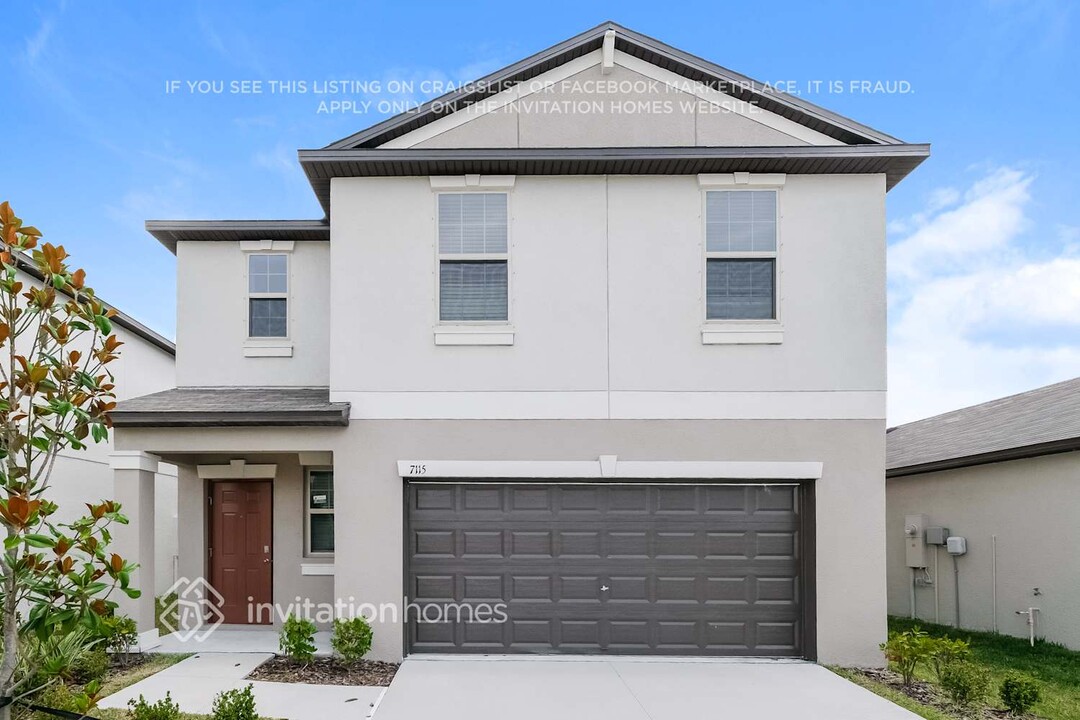 7115 Amelia Cove Ct in Sun City Center, FL - Foto de edificio