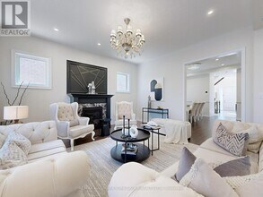 299 Mickleburgh Dr in Newmarket, ON - Building Photo - Building Photo