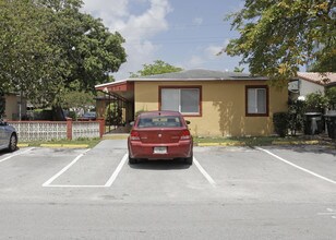 907 NE 7th St in Hallandale Beach, FL - Foto de edificio - Building Photo