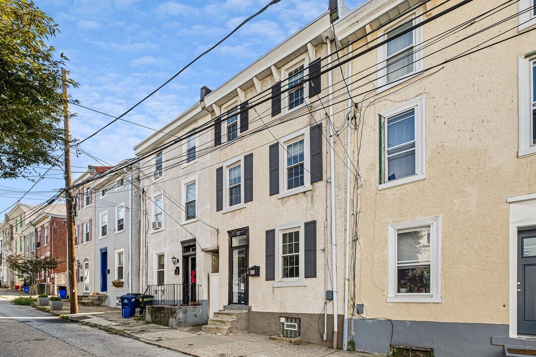 147 East St in Philadelphia, PA - Building Photo