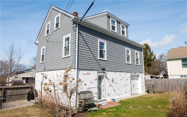 90 Renfrew Ave in Middletown, RI - Building Photo - Building Photo