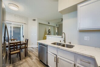 9050 W Warm Springs Rd in Las Vegas, NV - Foto de edificio - Building Photo