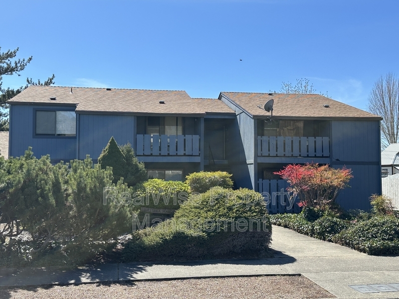 401 NW B St in Grants Pass, OR - Building Photo