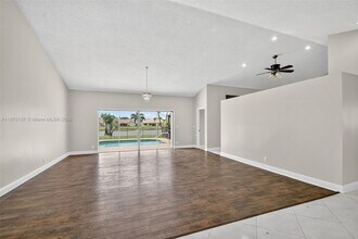 9517 El Clair Ranch Rd in Boynton Beach, FL - Building Photo - Building Photo