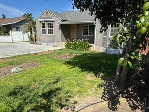 6712 Cedros Ave in Van Nuys, CA - Foto de edificio - Building Photo