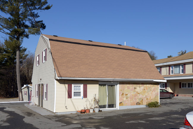 Douglas Plaza Apartments in Smithfield, RI - Foto de edificio - Building Photo