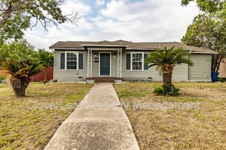 402 W Wildwood Dr in San Antonio, TX - Building Photo - Building Photo