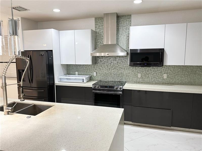 499 Conservation Dr in Weston, FL - Building Photo