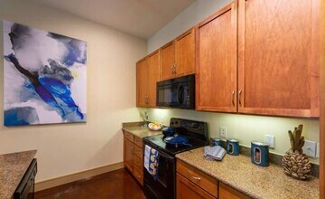 2660 Augusta Dr in Houston, TX - Building Photo - Building Photo