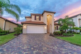 1588 Vizcaya Ln in Naples, FL - Building Photo
