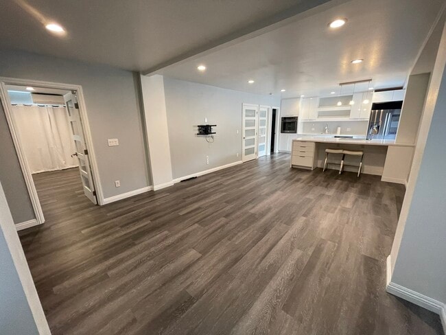 6153 Kalaniana?ole Hwy in Honolulu, HI - Building Photo - Building Photo