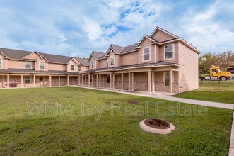 Avenue Townhomes in Huntsville, TX - Foto de edificio - Building Photo