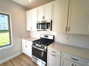 34-34 W Valley Cir in West Warwick, RI - Building Photo - Building Photo