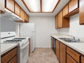 1075 Loma Ave-Unit -201 in Long Beach, CA - Building Photo - Building Photo