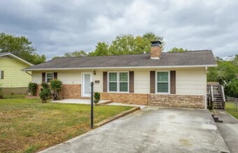 305 Hall St in La Fayette, GA - Foto de edificio - Building Photo