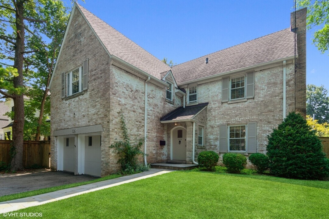 526 Orchard Ln in Winnetka, IL - Building Photo