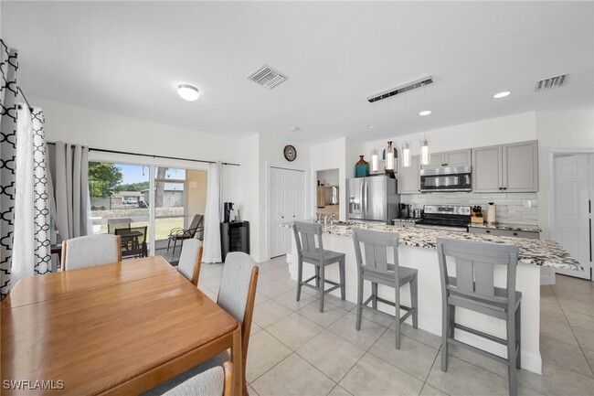2228 Lotus Rd in Ft. Myers, FL - Foto de edificio - Building Photo