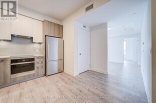 18 Water Walk Dr in Markham, ON - Building Photo