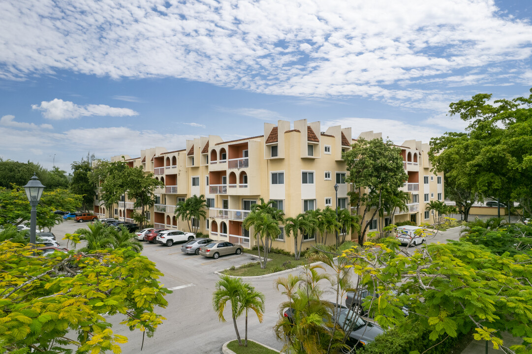 Village of Kings Creek in Miami, FL - Foto de edificio