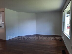 212 NE Torval Canyon Rd in Poulsbo, WA - Building Photo - Building Photo