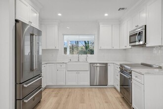 471A Woodbury Rd in Cold Spring Harbor, NY - Building Photo - Building Photo