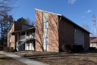 Lakeside Apartments in Burlington, NC - Building Photo - Building Photo