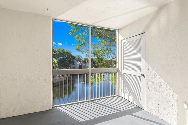 9833 Westview Dr in Coral Springs, FL - Building Photo - Building Photo