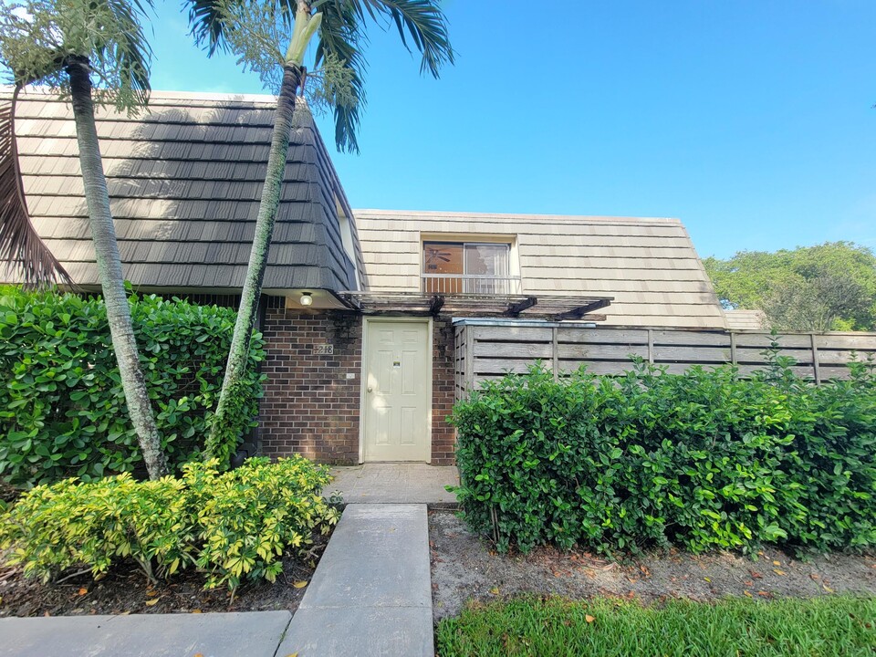 1218 12th Terrace in Palm Beach Gardens, FL - Foto de edificio