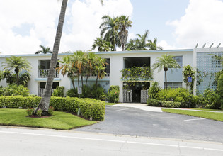 Mariner Motel and Apartments in Naples, FL - Building Photo - Building Photo