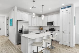 13460 Causeway Palms Cove in Ft. Myers, FL - Foto de edificio - Building Photo