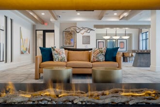 Seven Oaks in Phoenix, AZ - Foto de edificio - Interior Photo