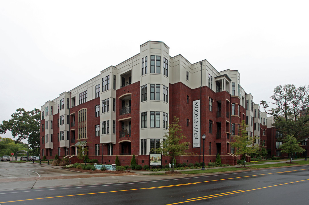 Tranquil Court on Selwyn in Charlotte, NC - Foto de edificio