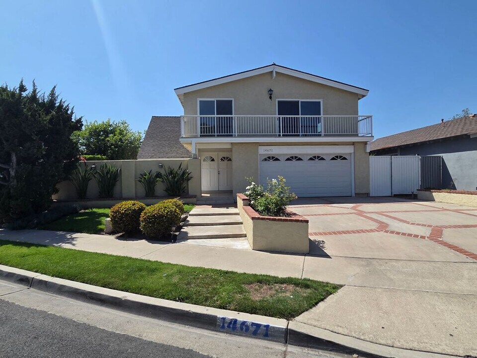 14671 Kimberly Cir in Tustin, CA - Building Photo