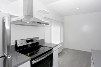 Bleu Apartments in Los Angeles, CA - Building Photo - Interior Photo