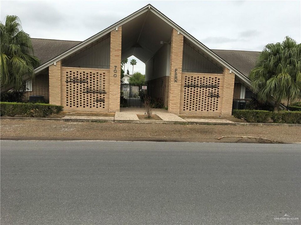 700 Fern Ave W in McAllen, TX - Building Photo