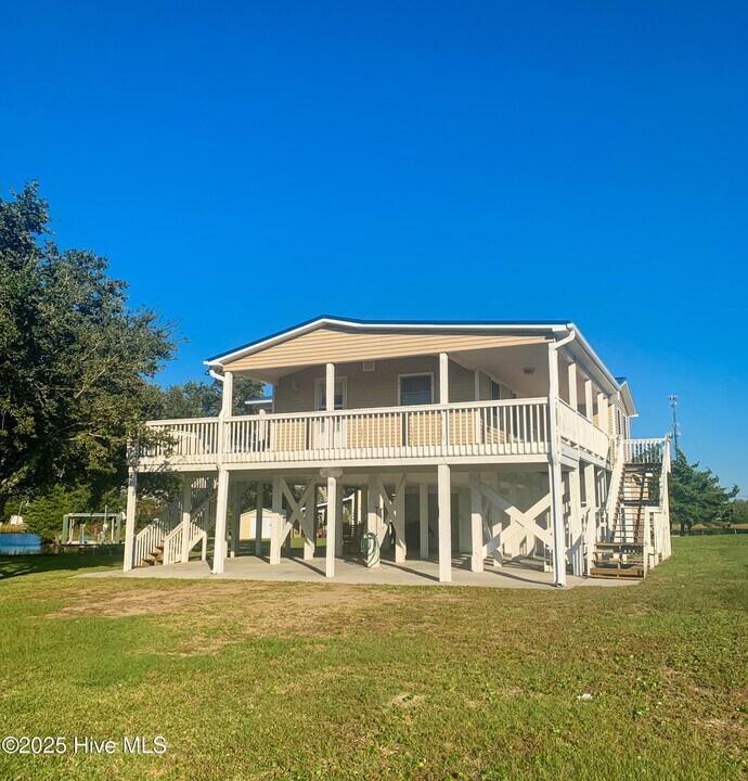 114 Palmetto Dr in Cedar Point, NC - Building Photo