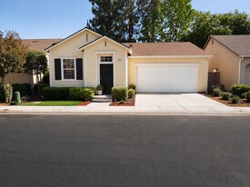 3693 W Pomegranate Ln in Fresno, CA - Building Photo