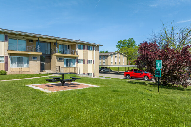 MadGrey Apartments in Lansing, MI - Foto de edificio - Building Photo