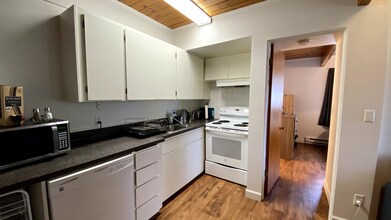 960 NE C St, Unit One Bedroom Suite in Pullman, WA - Foto de edificio - Building Photo